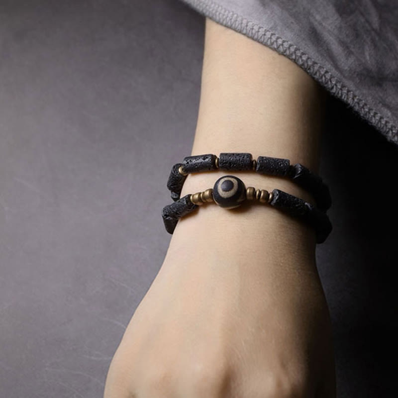 Pulsera de calma con múltiples vueltas de latón y cobre con cuentas Dzi de tres ojos y piedra de lava vintage de Buddha Stones