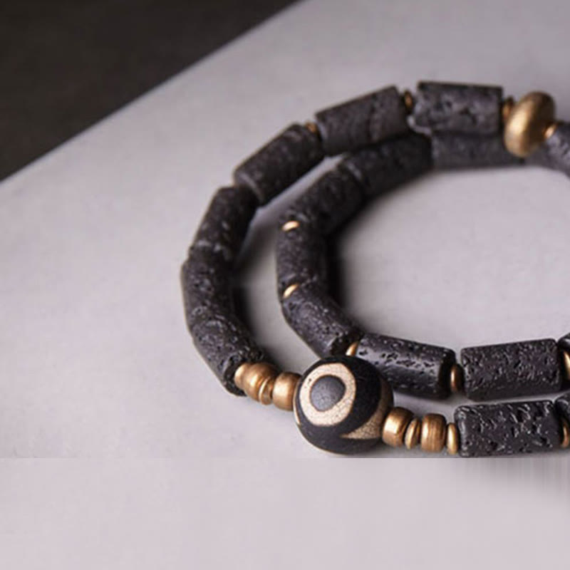 Pulsera de calma con múltiples vueltas de latón y cobre con cuentas Dzi de tres ojos y piedra de lava vintage de Buddha Stones