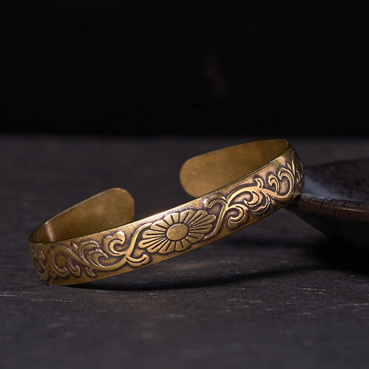 Brazalete de cobre y latón con Buddha Stones, margaritas, flores y enredaderas para el cuidado personal