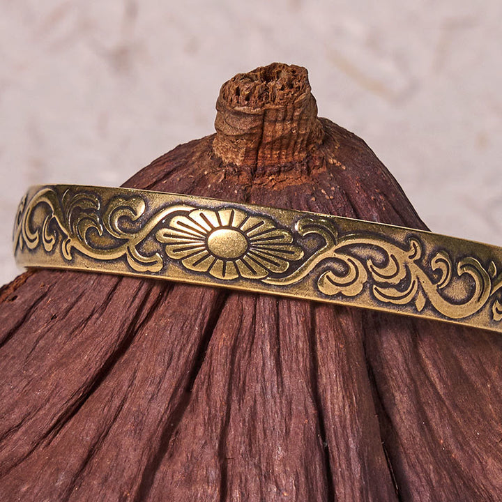 Brazalete de cobre y latón con Buddha Stones, margaritas, flores y enredaderas para el cuidado personal