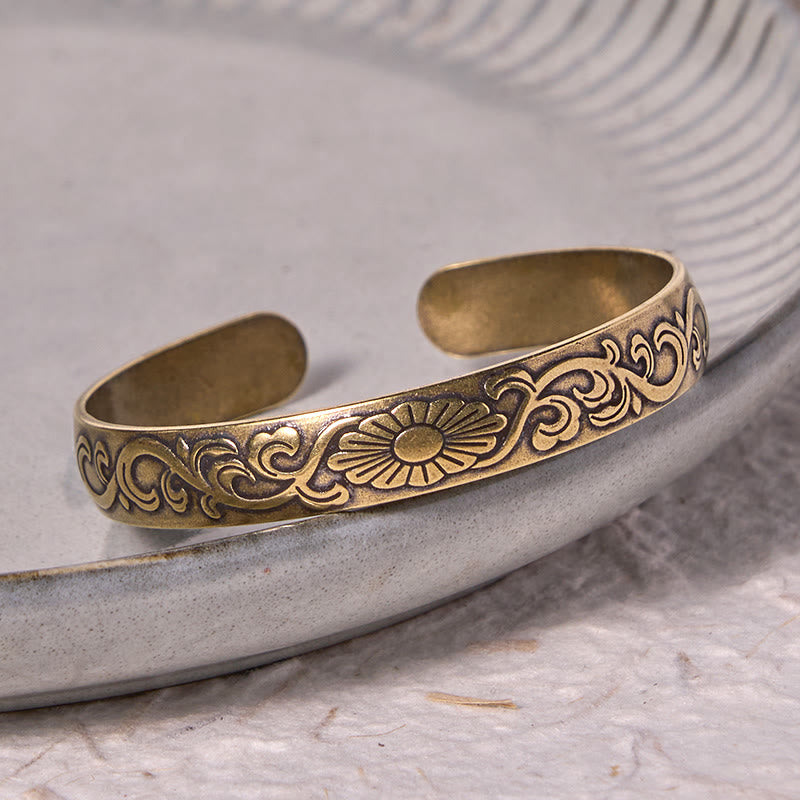 Brazalete de cobre y latón con Buddha Stones, margaritas, flores y enredaderas para el cuidado personal
