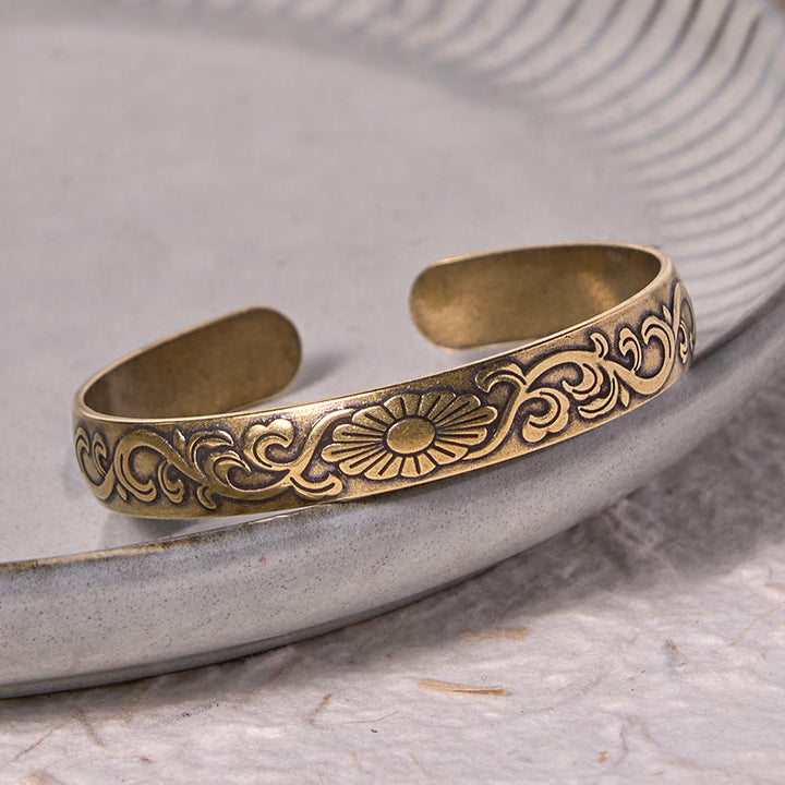 Brazalete de cobre y latón con Buddha Stones, margaritas, flores y enredaderas para el cuidado personal