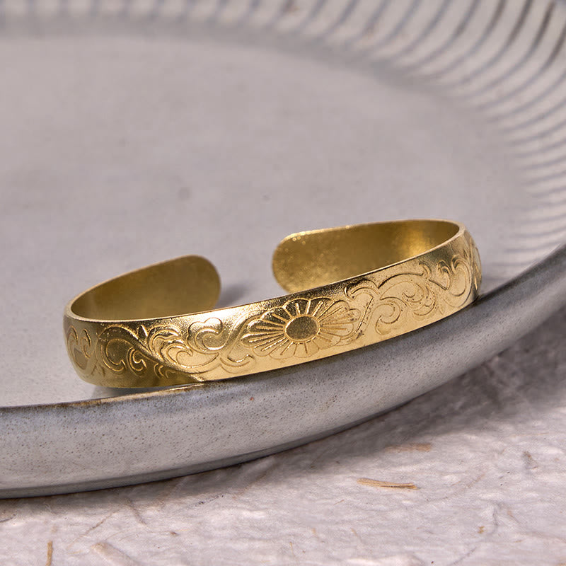 Brazalete de cobre y latón con Buddha Stones, margaritas, flores y enredaderas para el cuidado personal