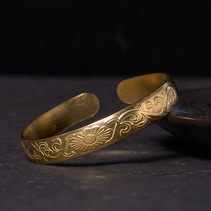 Brazalete de cobre y latón con Buddha Stones, margaritas, flores y enredaderas para el cuidado personal