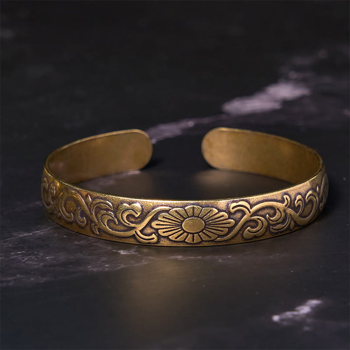 Brazalete de cobre y latón con Buddha Stones, margaritas, flores y enredaderas para el cuidado personal