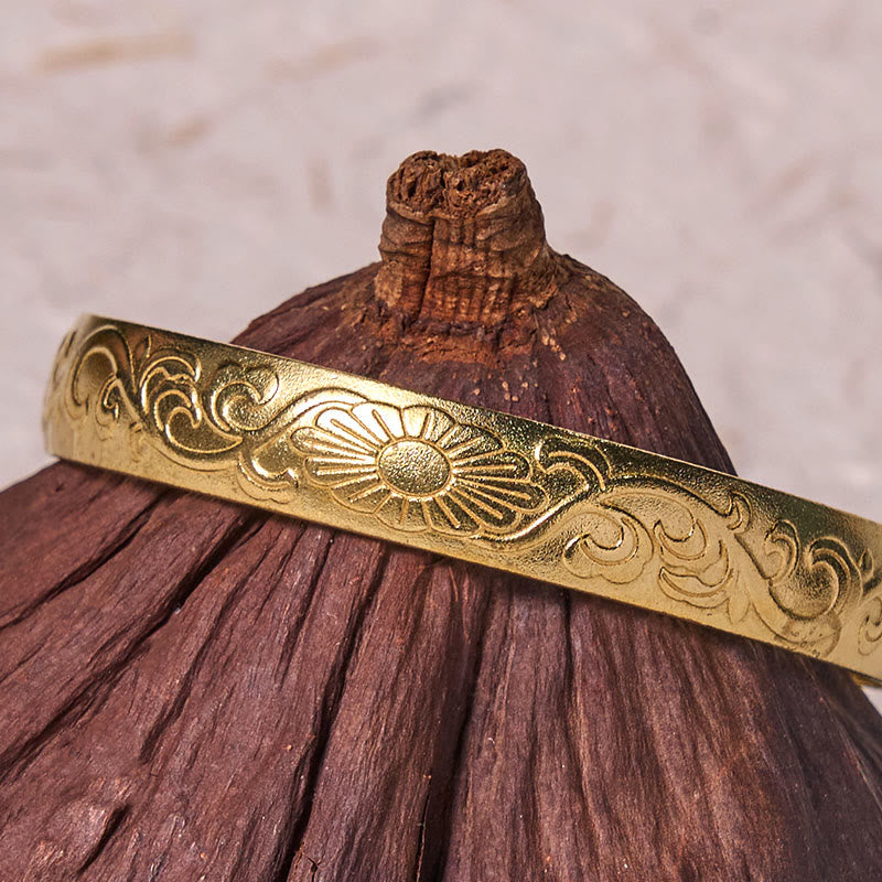 Brazalete de cobre y latón con Buddha Stones, margaritas, flores y enredaderas para el cuidado personal