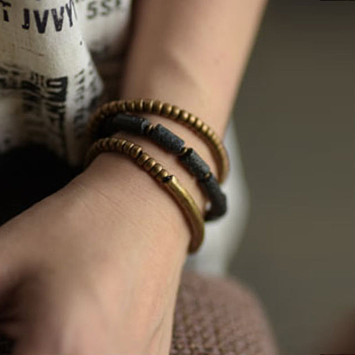 Pulsera envolvente de varias vueltas con piedra de lava vintage de Buddha Stones, cobre y latón