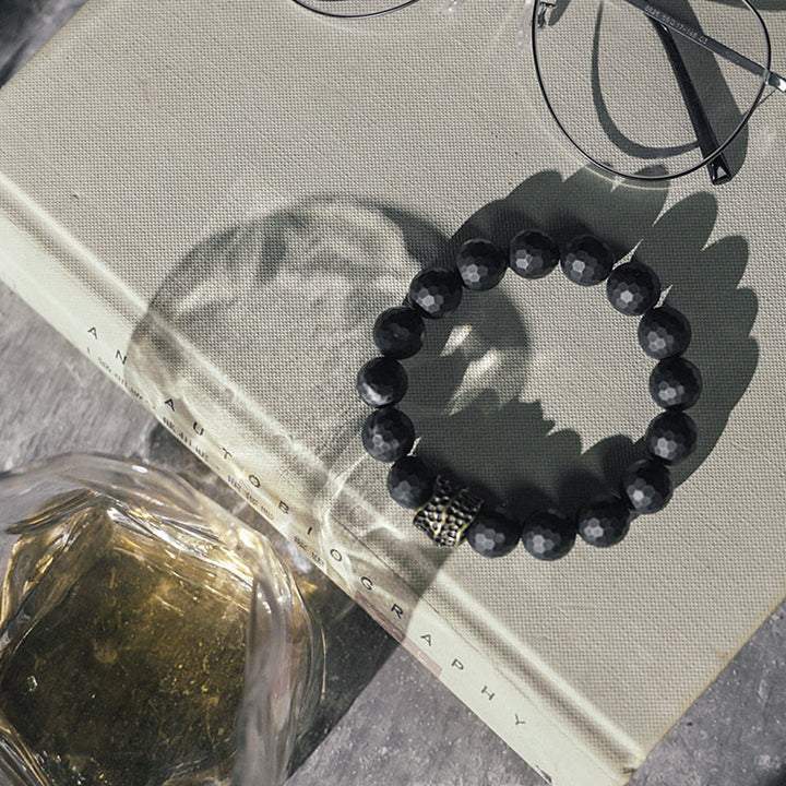 Pulsera protectora de latón y cobre con ónix negro mate y Buddha Stones
