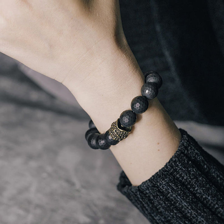 Pulsera protectora de latón y cobre con ónix negro mate y Buddha Stones