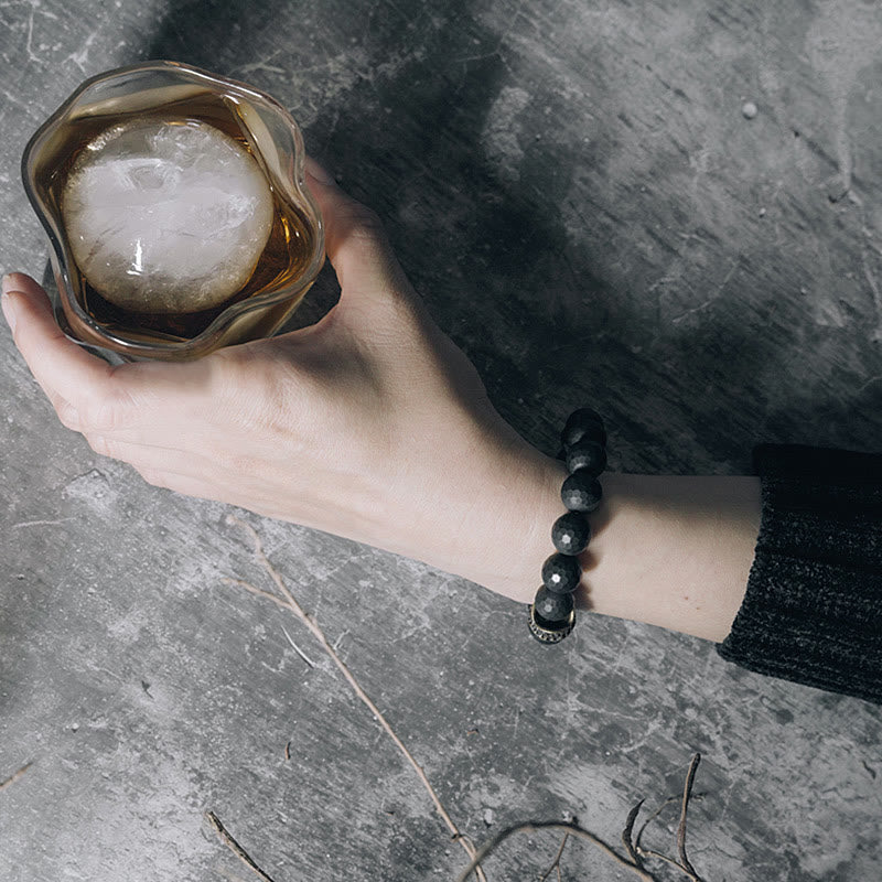 Pulsera protectora de latón y cobre con ónix negro mate y Buddha Stones