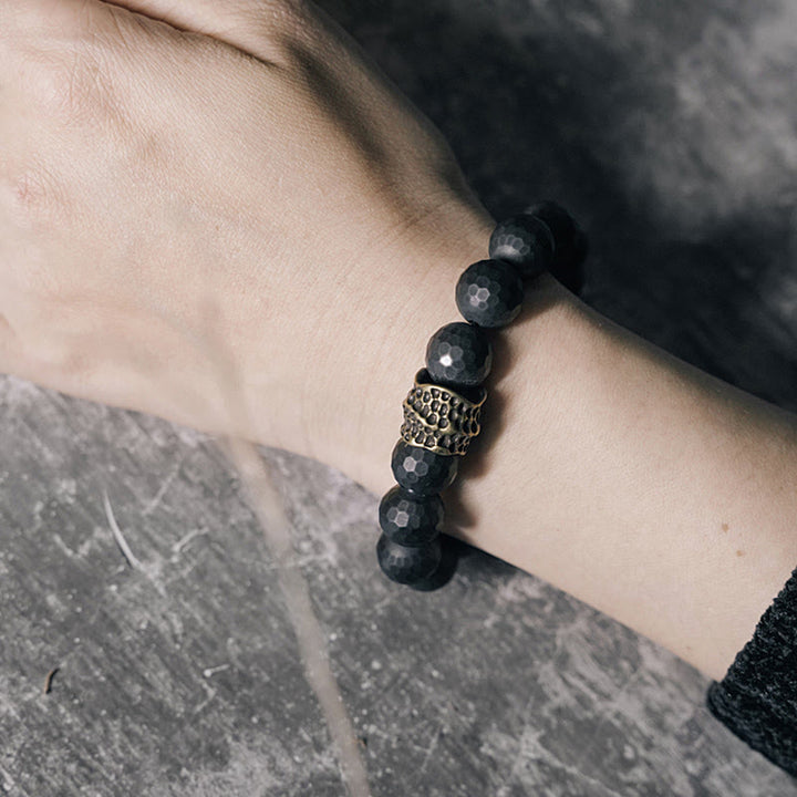 Pulsera protectora de latón y cobre con ónix negro mate y Buddha Stones