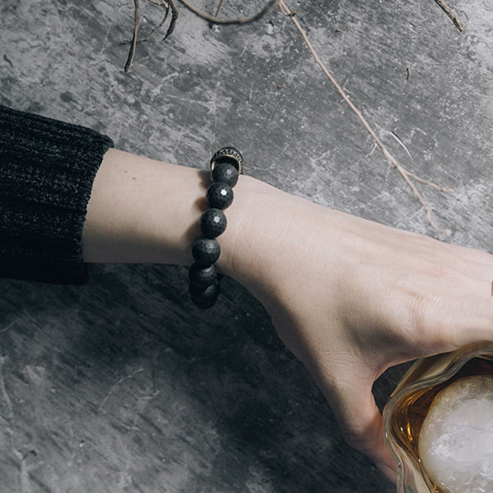 Pulsera protectora de latón y cobre con ónix negro mate y Buddha Stones