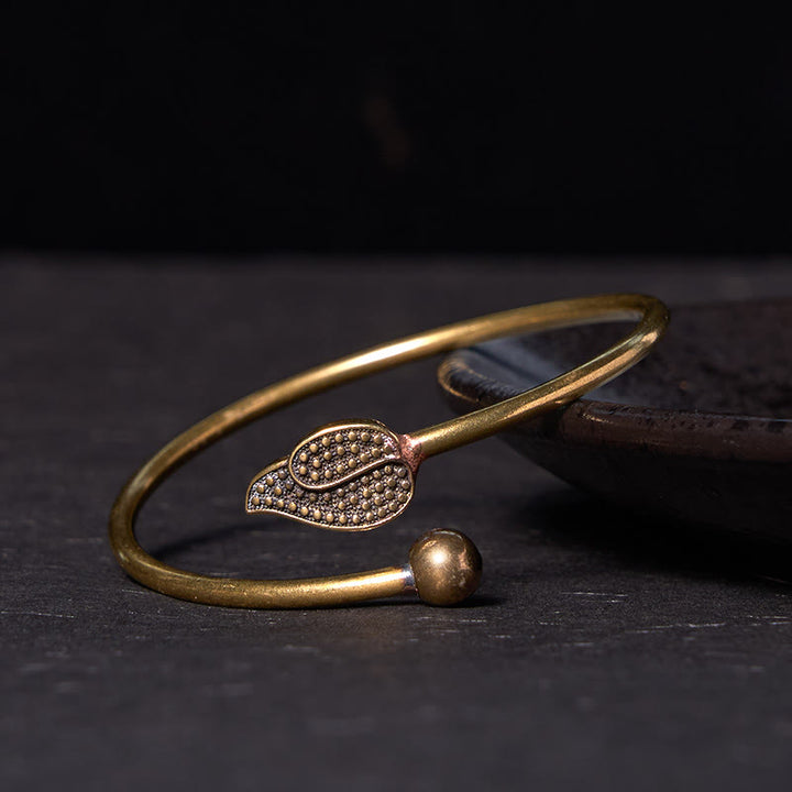 Brazalete de cobre y latón con cuentas de hojas y Buddha Stones para la suerte y la riqueza
