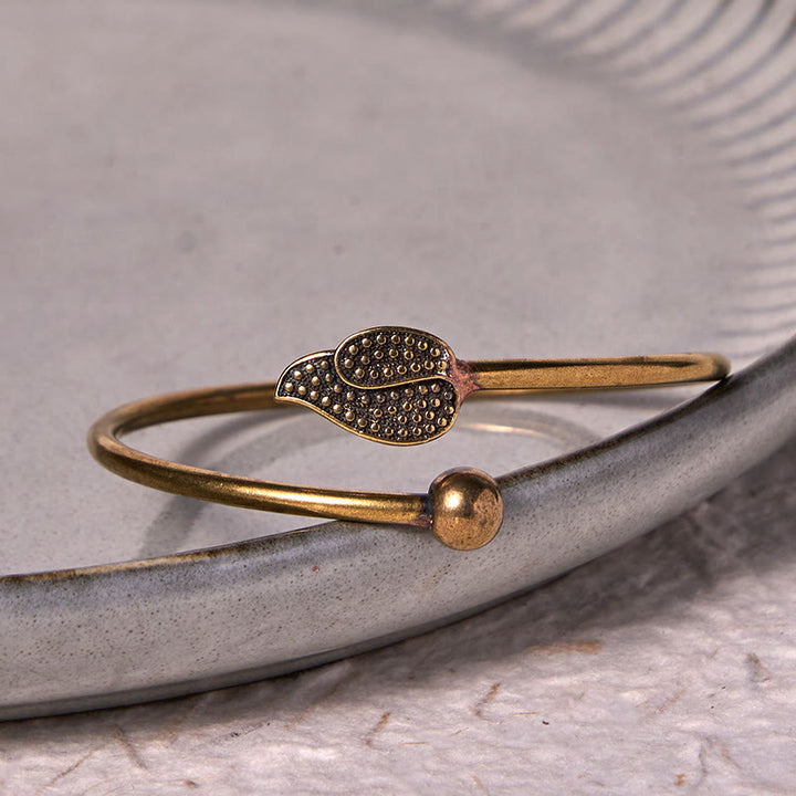 Brazalete de cobre y latón con cuentas de hojas y Buddha Stones para la suerte y la riqueza