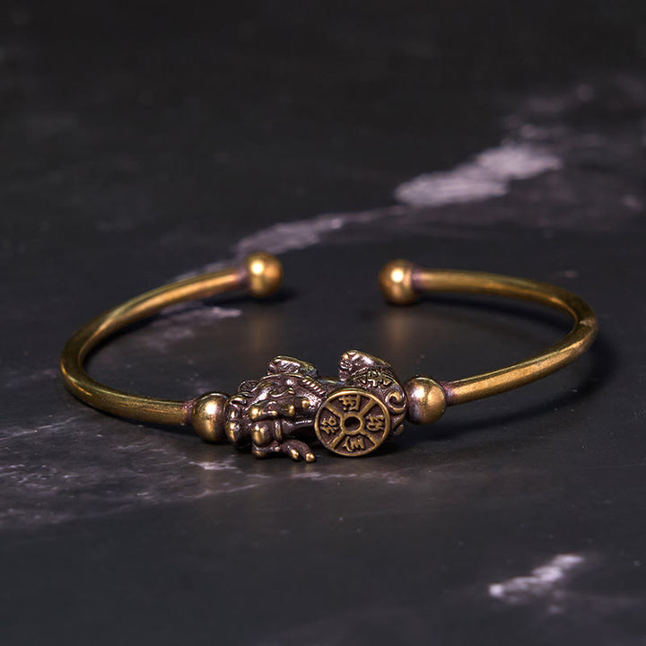 Pulsera de cobre y latón con Buddha Stones Pi Xiu y brújula que lleva el personaje Fu
