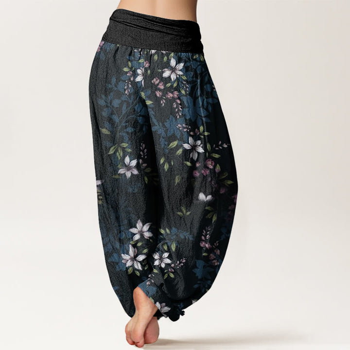 Pantalones harén con cintura elástica para mujer con pequeñas flores blancas y hojas verdes y piedras de Buddha Stones - image 2
