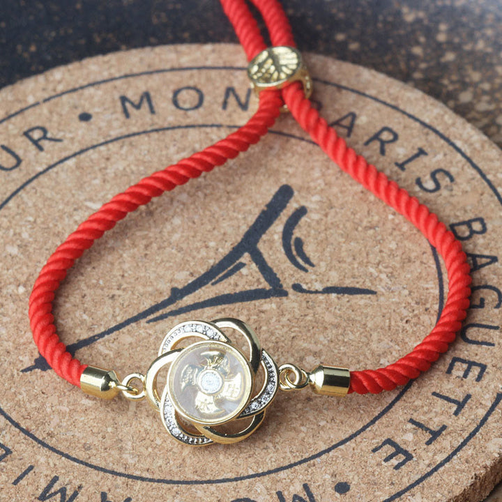 Pulsera trenzada con protección de Qi y Feng Sheng Shui con molino de viento de cobre y latón con hilo rojo ciruela giratorio y Buddha Stones