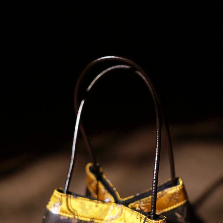 Buddha Stones Bolso de mano de seda Xiangyunsha con borlas bordadas con ramas de bambú y flores de ciruelo