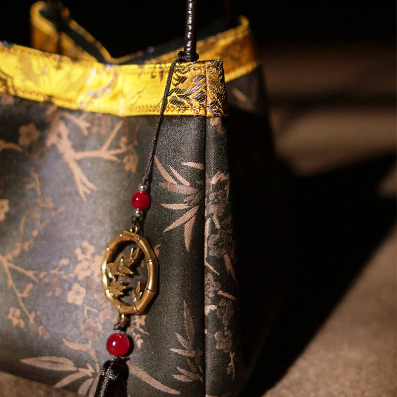 Buddha Stones Bolso de mano de seda Xiangyunsha con borlas bordadas con ramas de bambú y flores de ciruelo