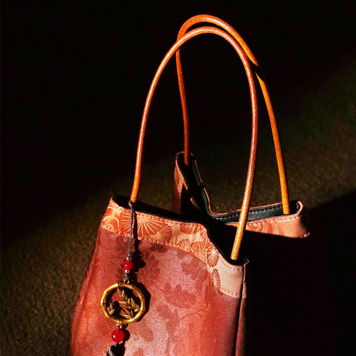 Buddha Stones Bolso de mano de seda Xiangyunsha con borlas bordadas con ramas de bambú y flores de ciruelo