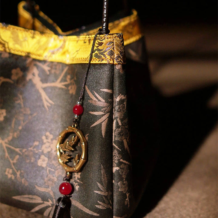 Buddha Stones Bolso de mano de seda Xiangyunsha con borlas bordadas con ramas de bambú y flores de ciruelo