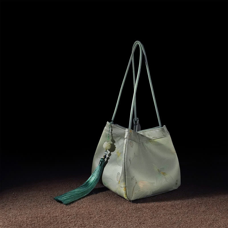 Bolso de hombro de seda Xiangyunsha con bordado de mariposas, pájaros y flores retro con Buddha Stones y borlas de seda morera en jacquard