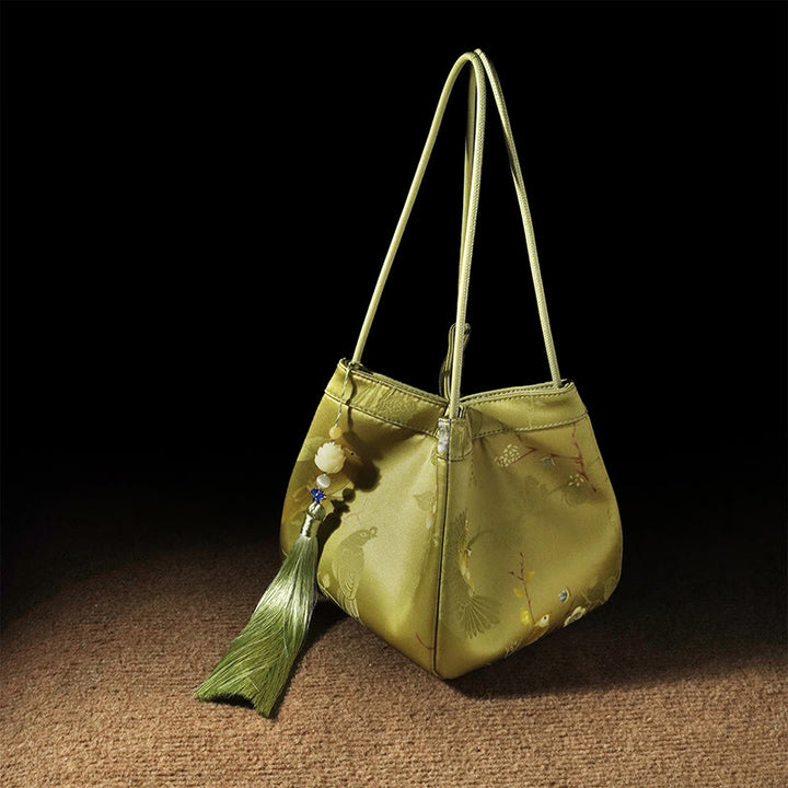 Bolso de hombro de seda Xiangyunsha con bordado de mariposas, pájaros y flores retro con Buddha Stones y borlas de seda morera en jacquard