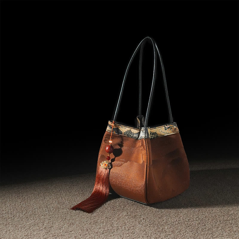 Bolso de hombro de seda Xiangyunsha con bordado de mariposas, pájaros y flores retro con Buddha Stones y borlas de seda morera en jacquard