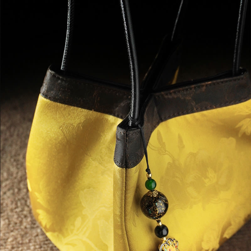 Bolso de hombro de seda Xiangyunsha con bordado de mariposas, pájaros y flores retro con Buddha Stones y borlas de seda morera en jacquard