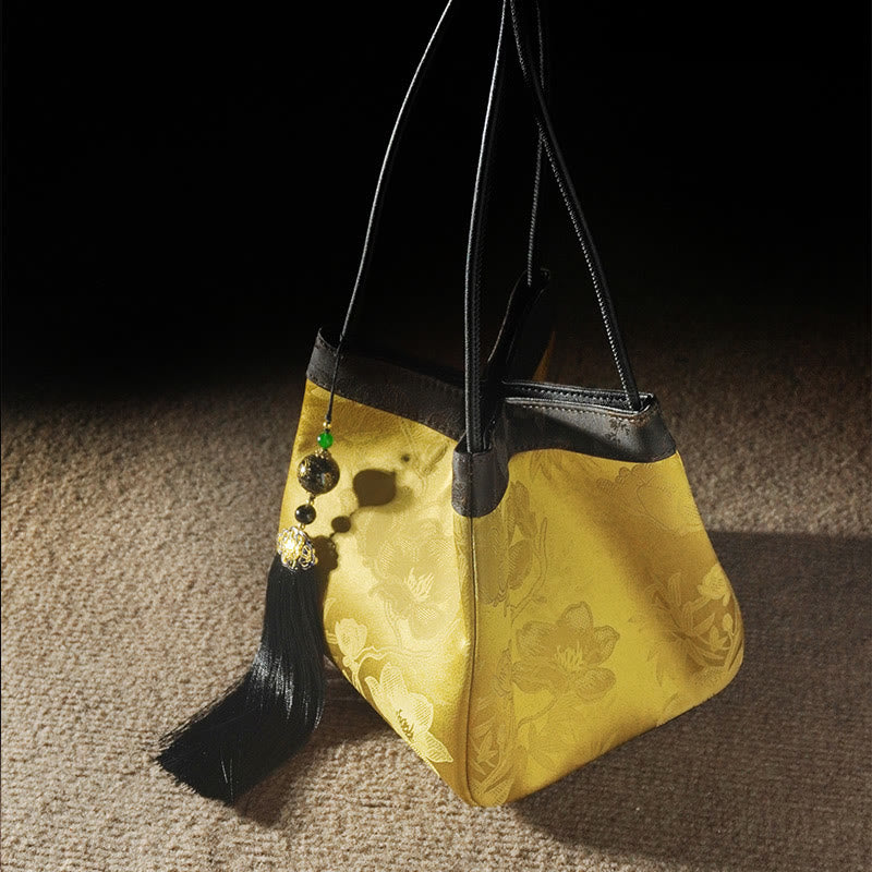 Bolso de hombro de seda Xiangyunsha con bordado de mariposas, pájaros y flores retro con Buddha Stones y borlas de seda morera en jacquard