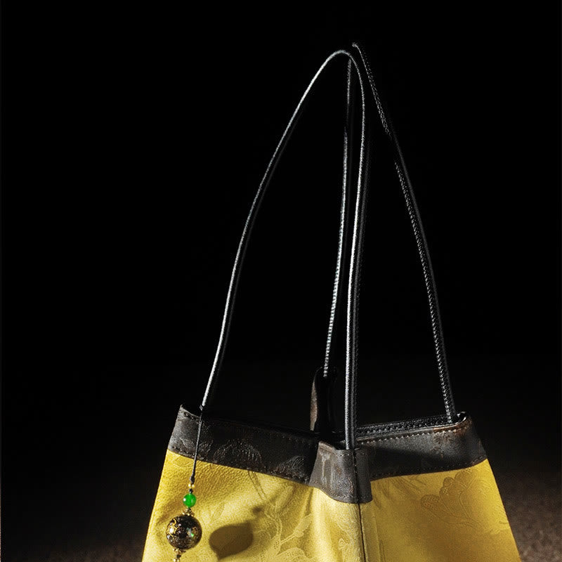 Bolso de hombro de seda Xiangyunsha con bordado de mariposas, pájaros y flores retro con Buddha Stones y borlas de seda morera en jacquard