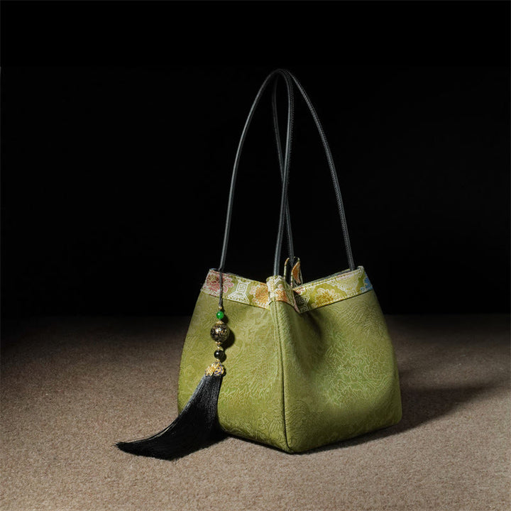Bolso de hombro de seda Xiangyunsha con bordado de mariposas, pájaros y flores retro con Buddha Stones y borlas de seda morera en jacquard
