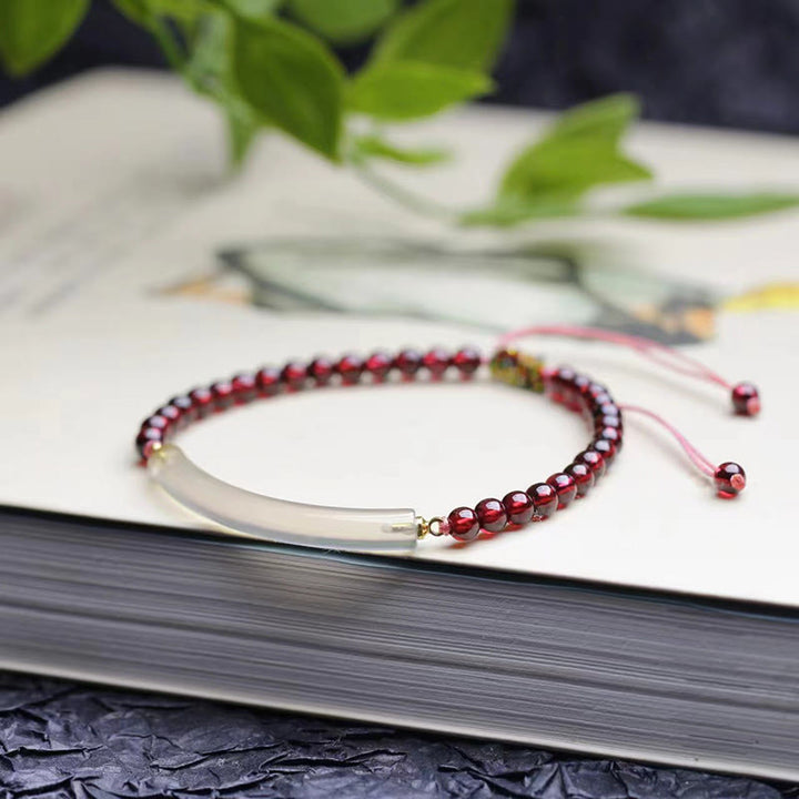 Brazalete tipo brazalete con Buddha Stones, granate, ágata gris y calma
