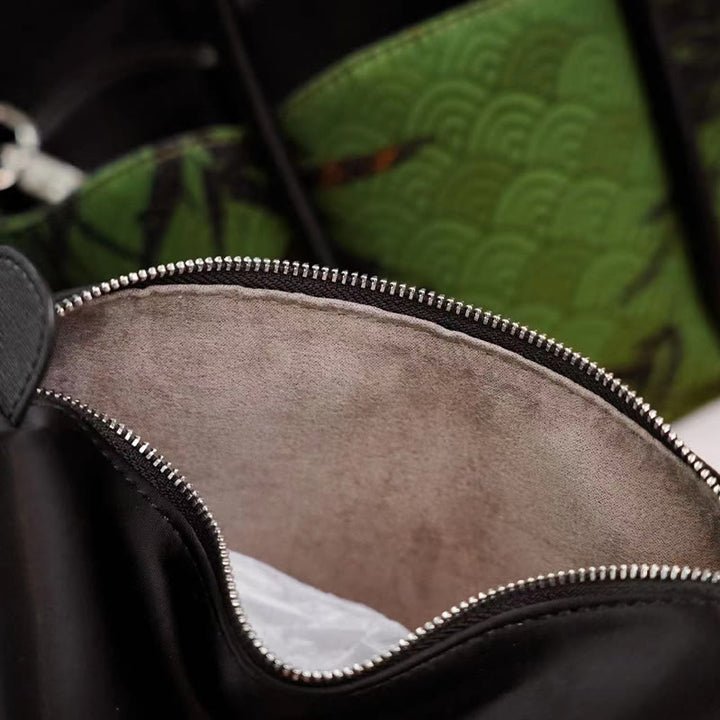 Bolso bandolera de seda Xiangyunsha con forma de flor de bambú y piedras de Buddha Stones