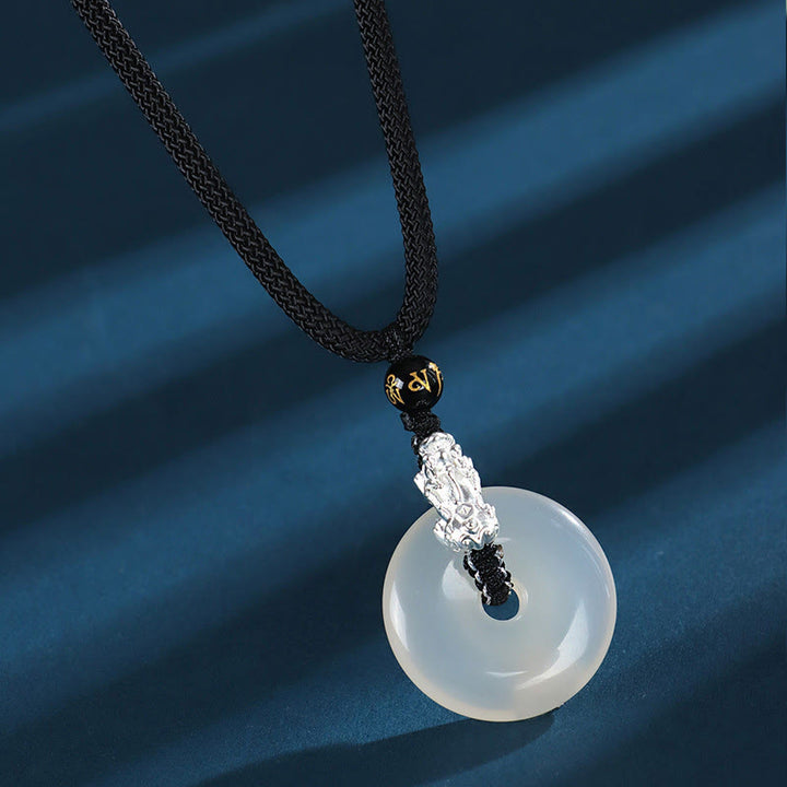 Colgante con seis palabras verdaderas y hebilla de la paz Pi Xiu de plata de Buddha Stones con ágata blanca y ónix negro y sándalo verde - Ágata blanca, plata de ley 999, ónix negro - image 1