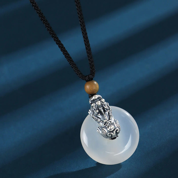 Colgante con seis palabras verdaderas y hebilla de la paz Pi Xiu de plata de Buddha Stones con ágata blanca y ónix negro y sándalo verde - Ágata blanca, plata de ley 999, sándalo verde - image 4