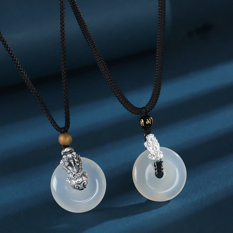 Colgante con seis palabras verdaderas y hebilla de la paz Pi Xiu de plata de Buddha Stones con ágata blanca y ónix negro y sándalo verde - image 1
