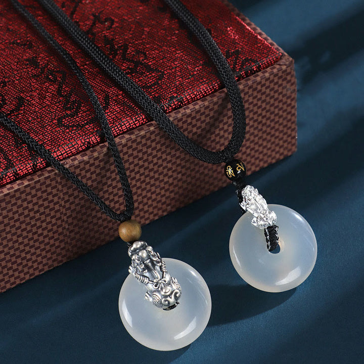 Colgante con seis palabras verdaderas y hebilla de la paz Pi Xiu de plata de Buddha Stones con ágata blanca y ónix negro y sándalo verde - image 10