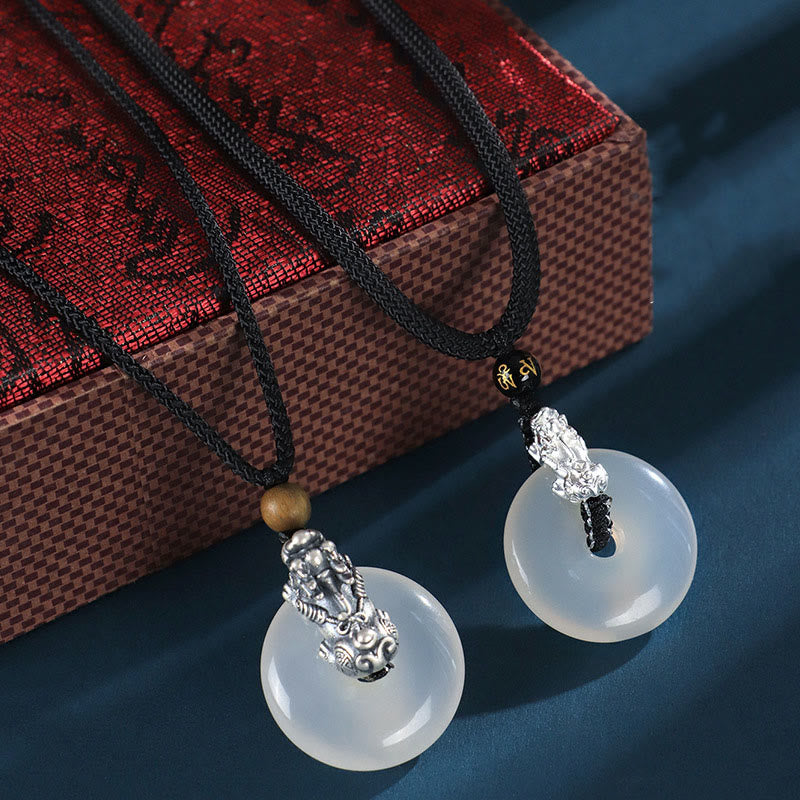 Colgante con seis palabras verdaderas y hebilla de la paz Pi Xiu de plata de Buddha Stones con ágata blanca y ónix negro y sándalo verde - image 9