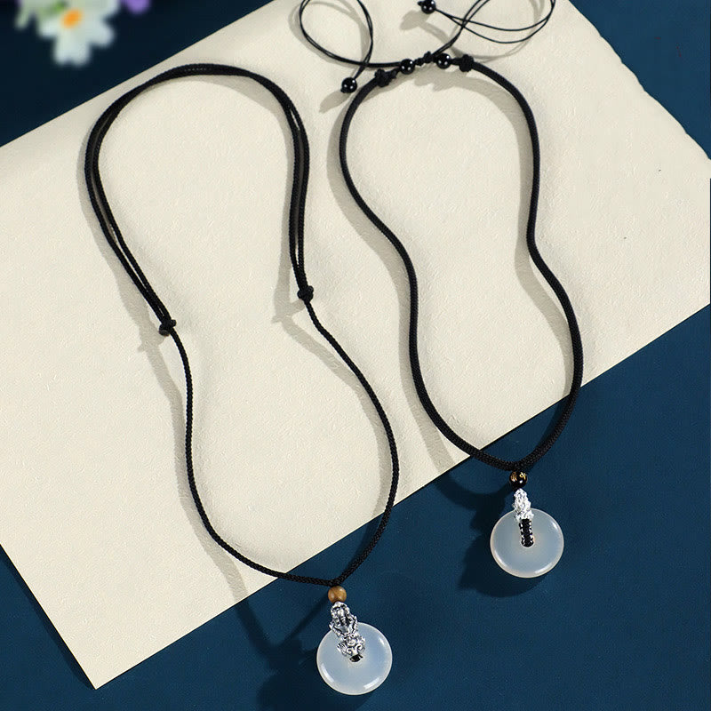 Colgante con seis palabras verdaderas y hebilla de la paz Pi Xiu de plata de Buddha Stones con ágata blanca y ónix negro y sándalo verde - image 11