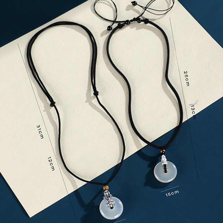 Colgante con seis palabras verdaderas y hebilla de la paz Pi Xiu de plata de Buddha Stones con ágata blanca y ónix negro y sándalo verde - image 12