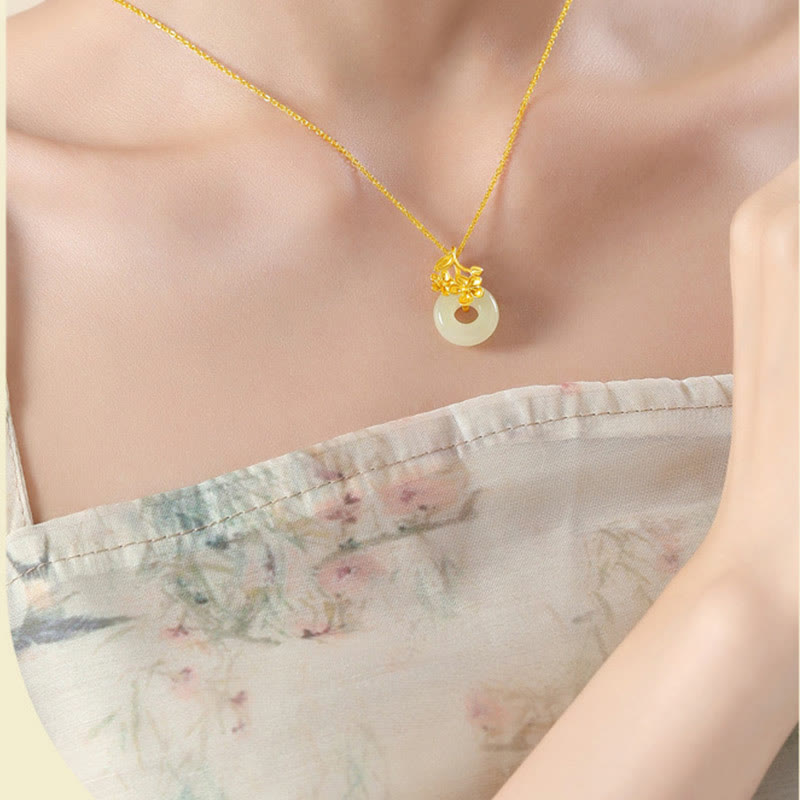 Colgante de plata de ley 999 con diseño de flor de durazno y hebilla de la paz con jade hetiano y Buddha Stones