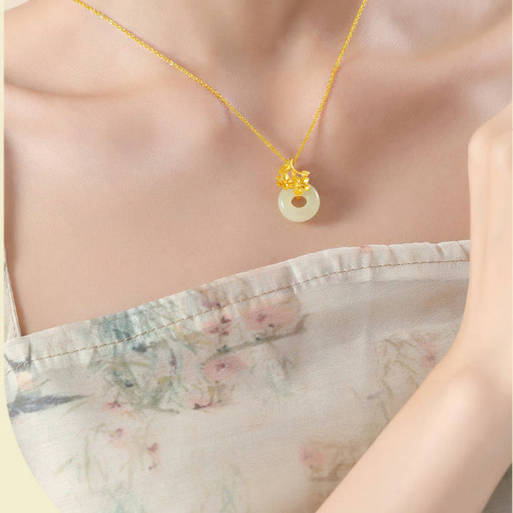 Colgante de plata de ley 999 con diseño de flor de durazno y hebilla de la paz con jade hetiano y Buddha Stones