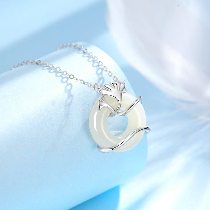 Collar con colgante de hoja de ginkgo con hebilla de paz de plata de ley 925 y jade hetiano de Buddha Stones - image 9