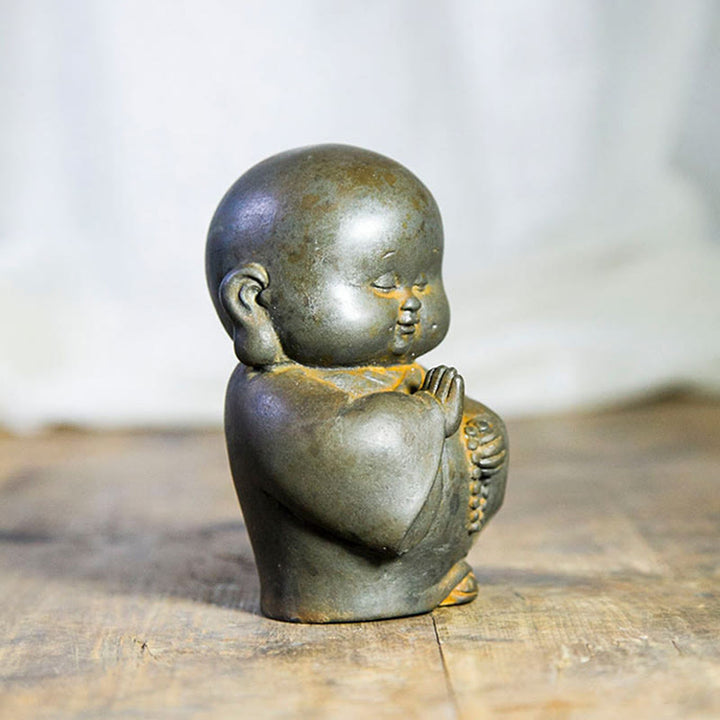 Estatua de resina fundida con óxido de hierro en polvo de monje pequeño hecha a mano con Buddha Stones para decoración del hogar