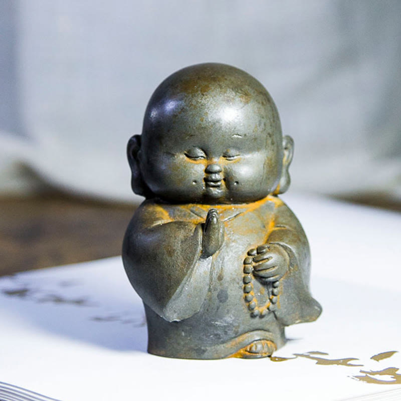 Estatua de resina fundida con óxido de hierro en polvo de monje pequeño hecha a mano con Buddha Stones para decoración del hogar - image 9