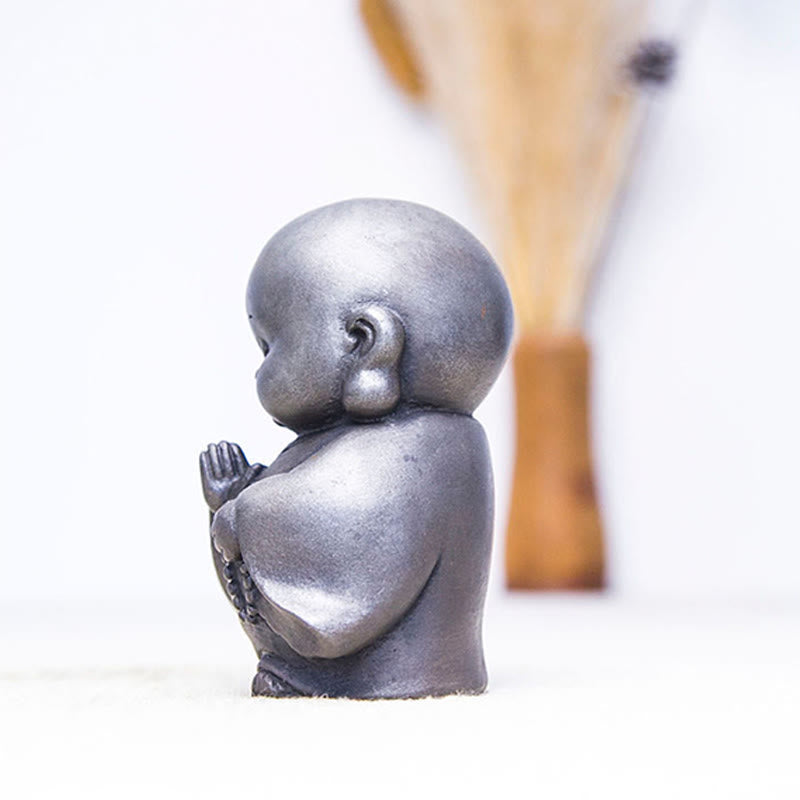 Estatua de resina fundida con óxido de hierro en polvo de monje pequeño hecha a mano con Buddha Stones para decoración del hogar - image 16