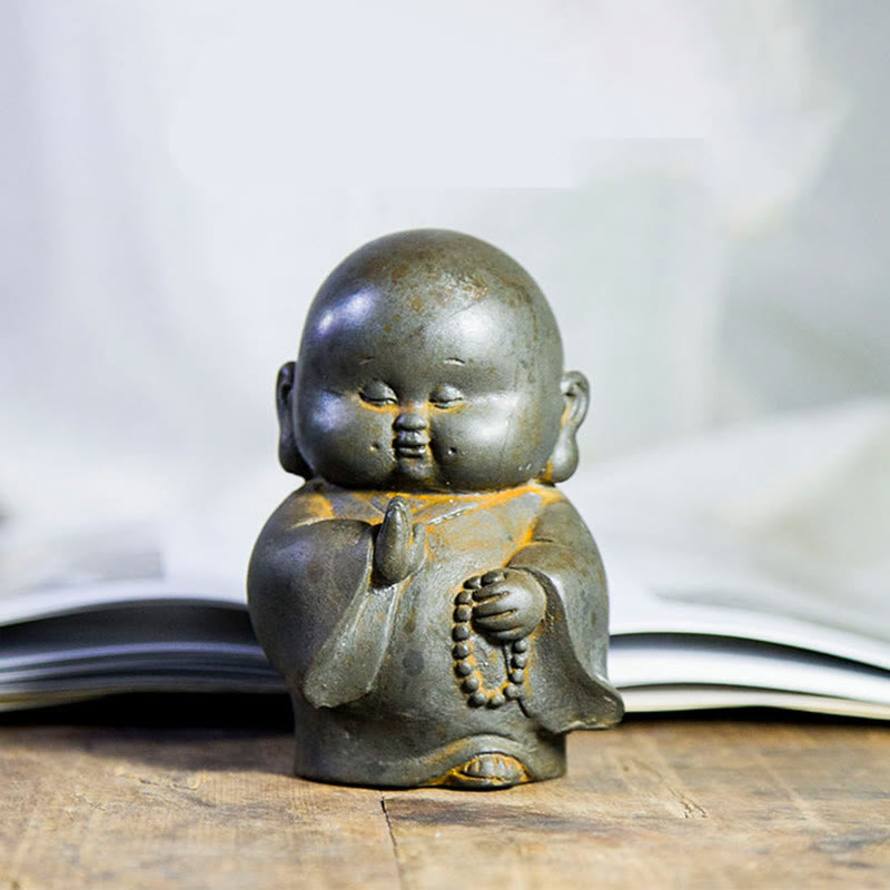 Estatua de resina fundida con óxido de hierro en polvo de monje pequeño hecha a mano con Buddha Stones para decoración del hogar - image 1