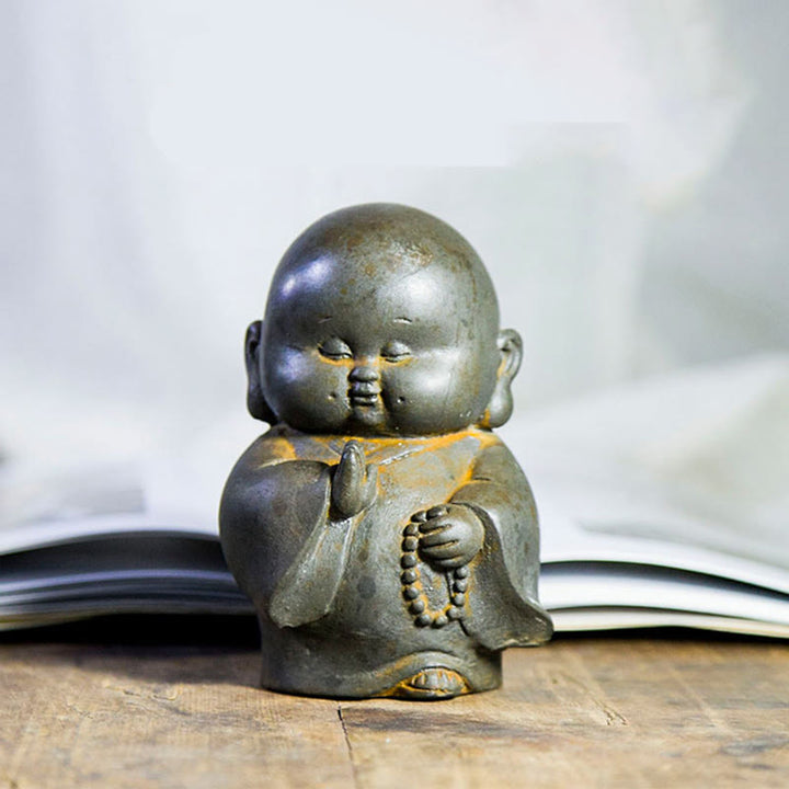 Estatua de resina fundida con óxido de hierro en polvo de monje pequeño hecha a mano con Buddha Stones para decoración del hogar - image 1