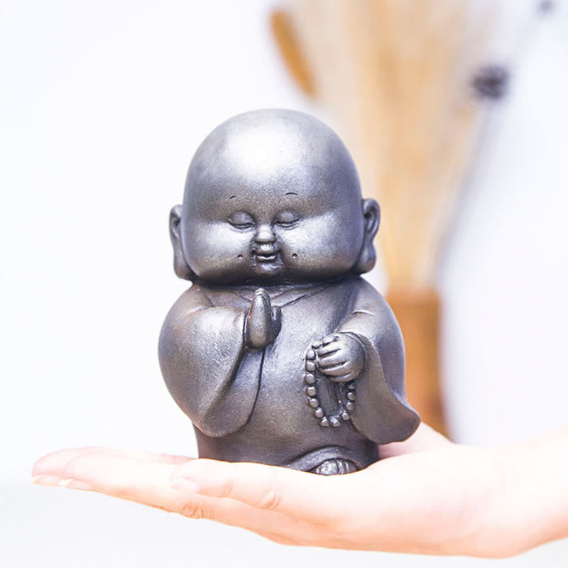 Estatua de resina fundida con óxido de hierro en polvo de monje pequeño hecha a mano con Buddha Stones para decoración del hogar - image 17